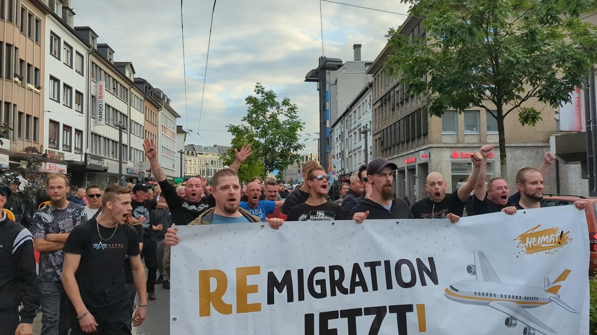 Etwa 250 Menschen Neonazis und Hooligans demonstrierten auf dem Solinger Neumarkt, wenige Hundert Meter vom Tatort entfernt. 26. August