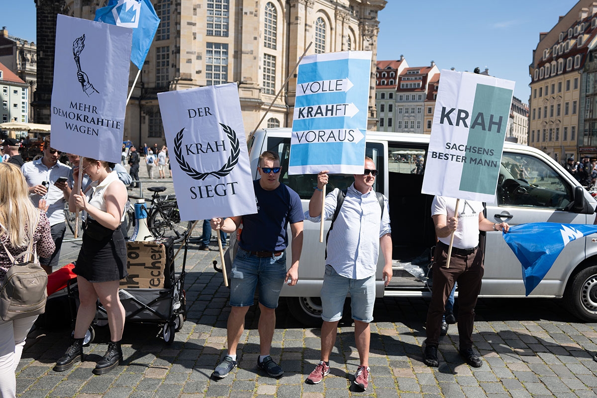 Sächsische Jugend mit Hang zu schlechten Wortspielen. Kundgebung der Jungen Alternativen während des Europawahlkampfs in Dresden