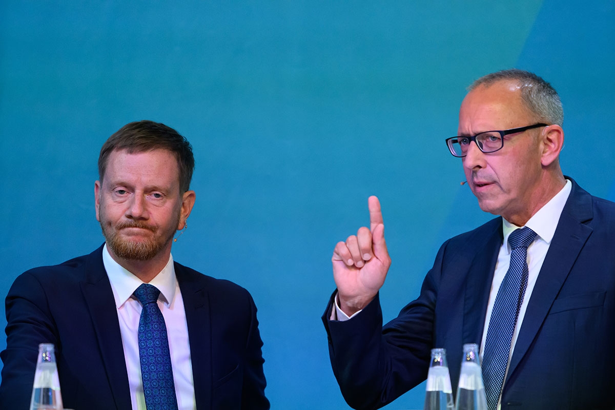 Michael Kretschmer (CDU) darf sich im Wahlkampf von AfD-Spitzenkandidat Jörg Urban (v.l.) erklären lassen, dass es für die Abgrenzung der CDU von der AfD inhaltlich keine Gründe mehr gebe