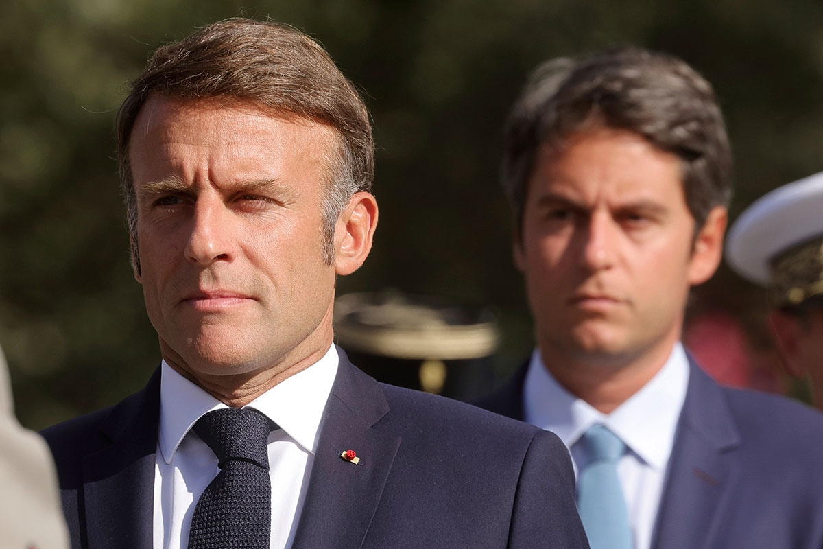 Kürzen schon mal den Haushalt, bevor es eine neue Regierung gibt: Präsident Emmanuel Macron und sein kommisssarischer Premier Gabriel Attal (r.)