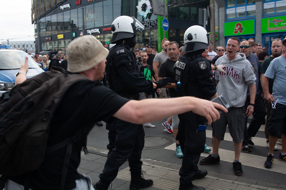 Nazis und Hooligans stürmten auf Antifaschist:innen los, die Polizei trennte erst im letzten Moment die Gruppen. Solingen, 26. August