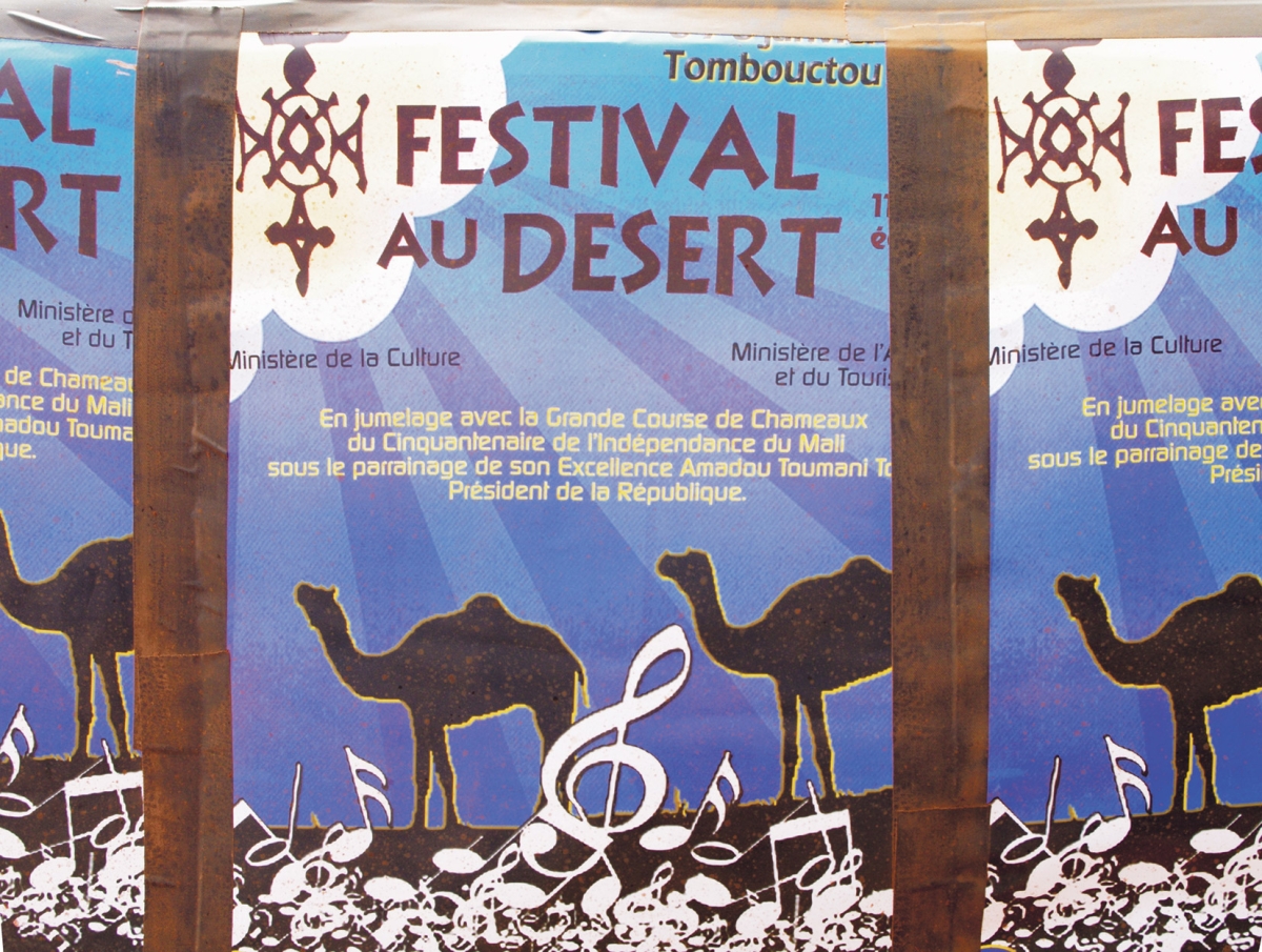 Findet seit 2012 nicht mehr statt. Das Festival au Désert in Mali wurde mehrmals durch Islamisten bedroht,  hier Plakate für die Ausgabe 2011