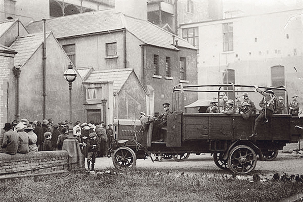 »Bloody Sunday«: Angehörige der Opfer des Croke-Park-Massakers vor dem Jervis Street Hospital in Dublin am Sonntag, den 21. November 1920 