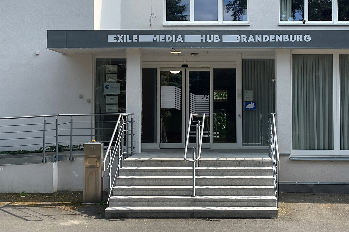 Früher Betriebskampfgruppen, heute Journalismus. Das Gebäude des Exile Media Hub in Schmerwitz