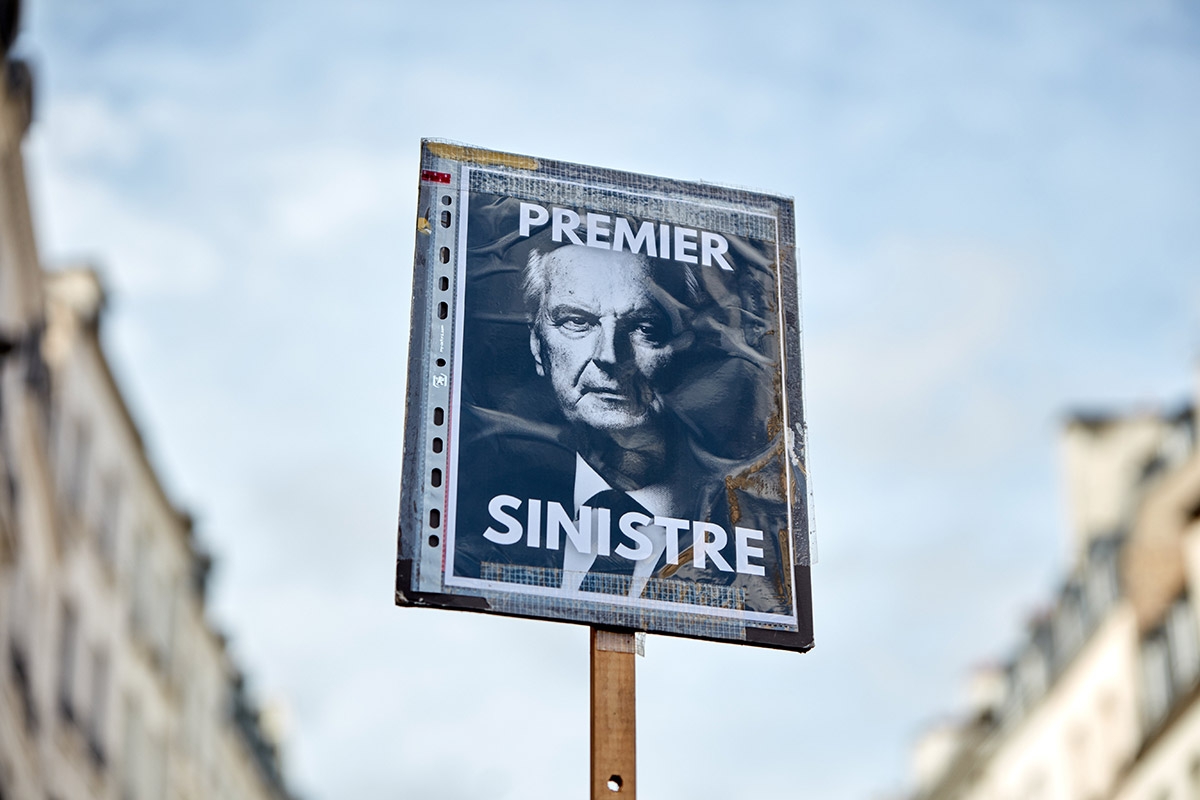 Linke sehen mit dem »finsteren Premier« düstere Zeiten anbrechen. Schild bei einem Protest in Paris gegen die Ernennung Michel Barniers zum Premierminister, 7. September