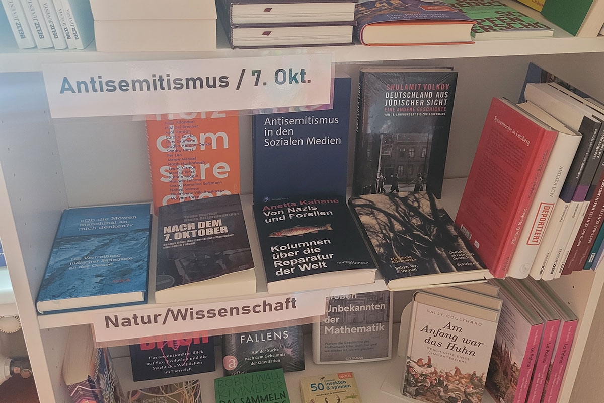 Auch ein Regal mit Büchern zum Thema Antisemitismus hat Monica Tschanz eingerichtet