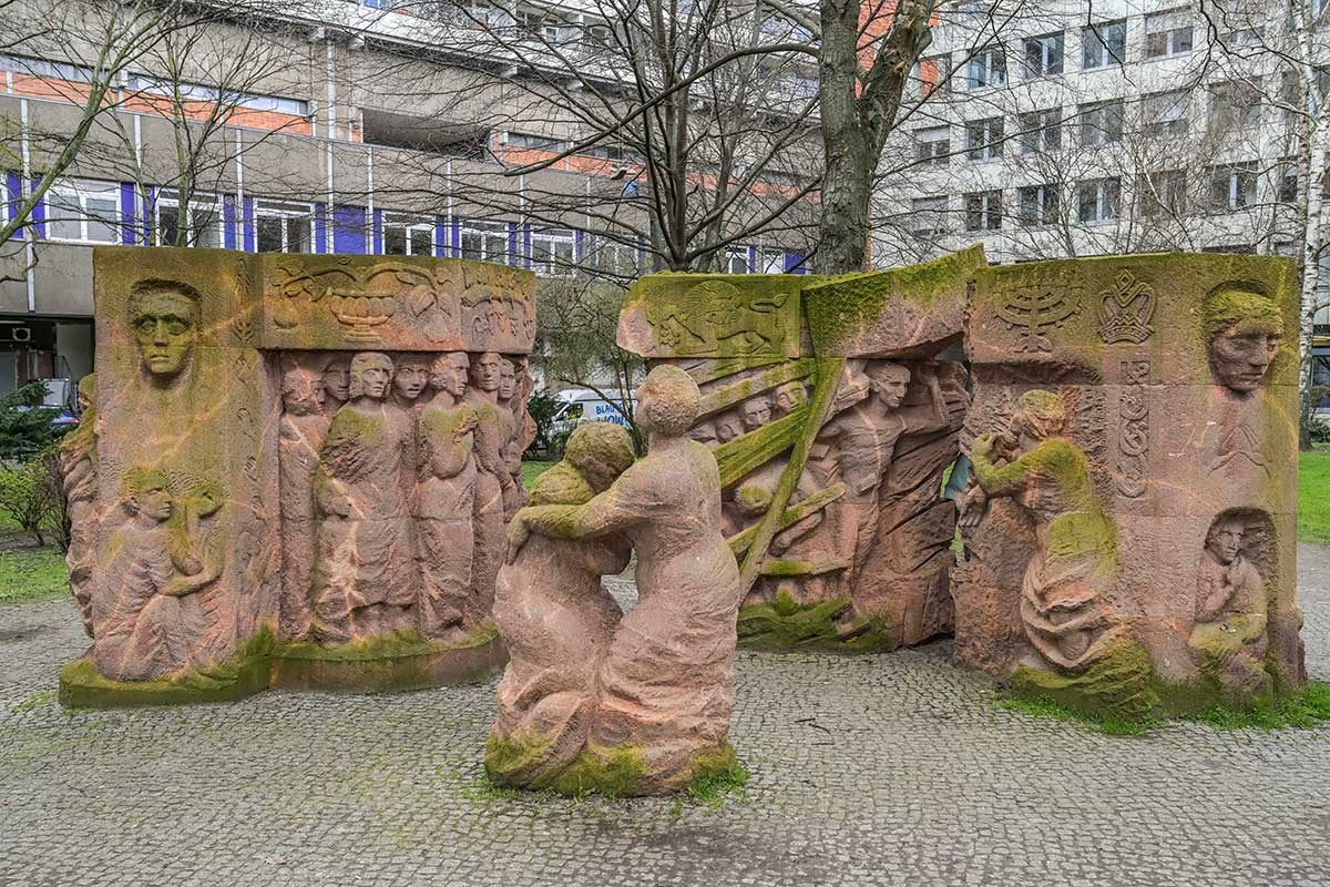 Wie es vor dem antisemitischen Angriff aussah: Das Denkmal von Ingeborg Hunzinger zum Frauenprotest in der Rosenstraße, Berlin-Mitte