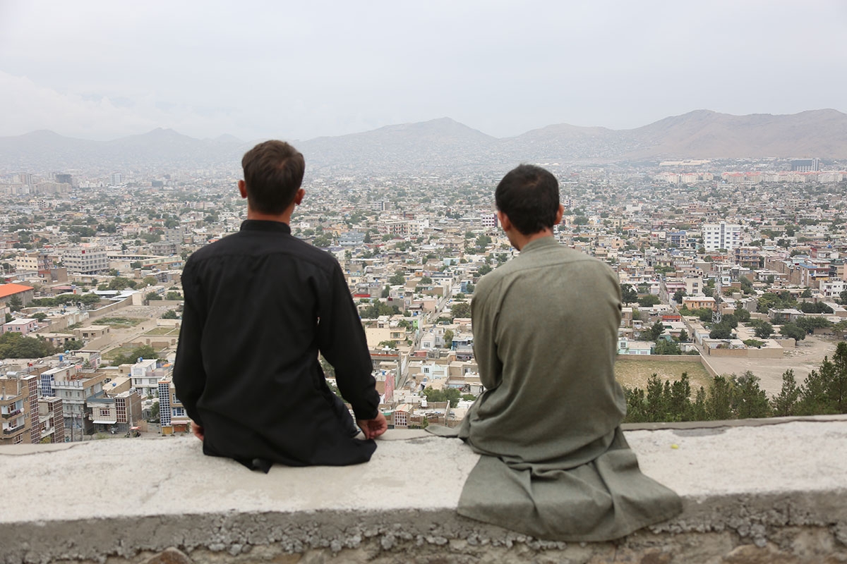 »In Afghanistan sind die Klimawandelfolgen sehr deutlich zu spüren.« Zwei Männer blicken auf Kabul, das jüngst in weiten Teilen von Starkregen überflutet wurde