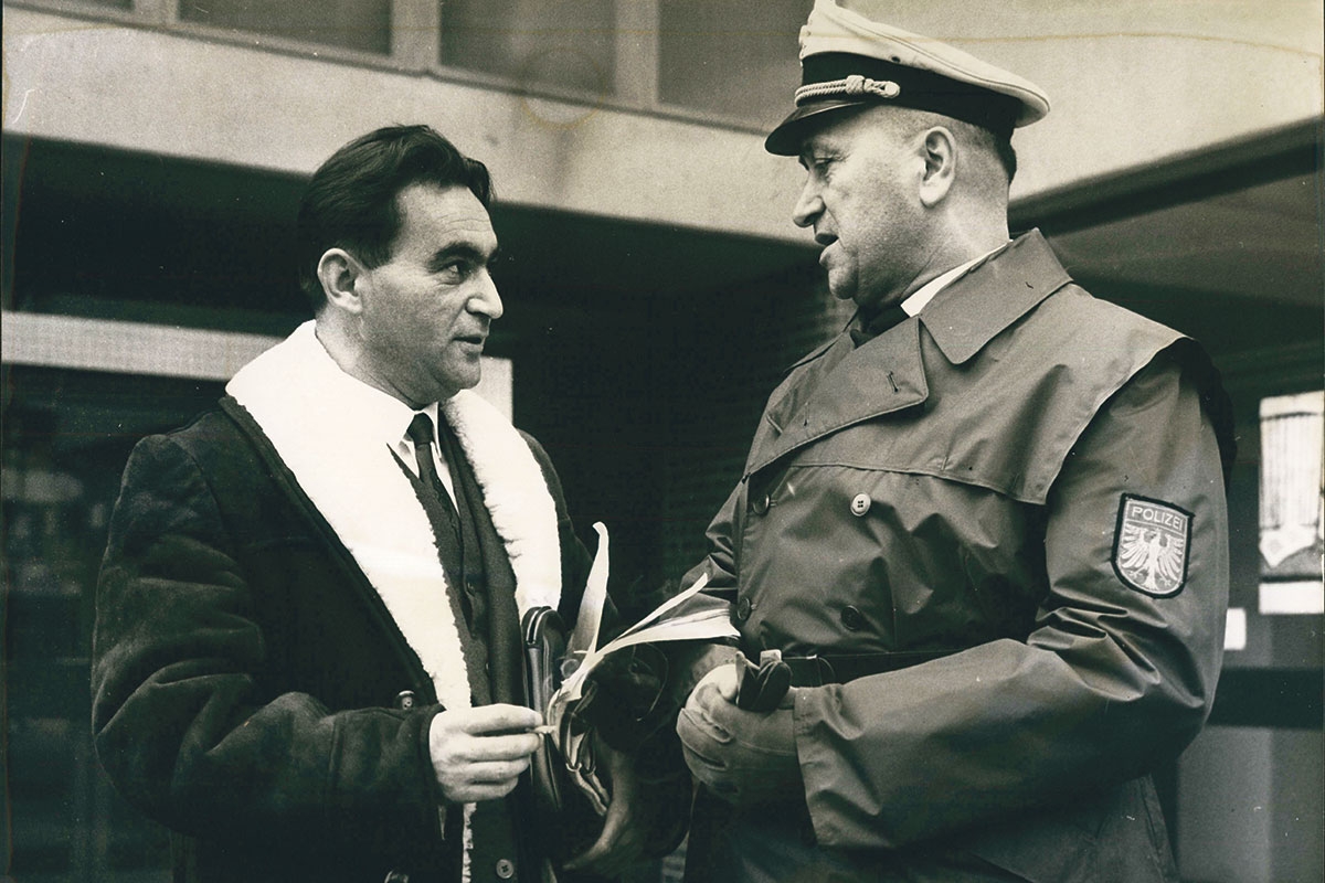 Rudolf Vrba (l.) beim Frankfurter Auschwitz-Prozess, 1964