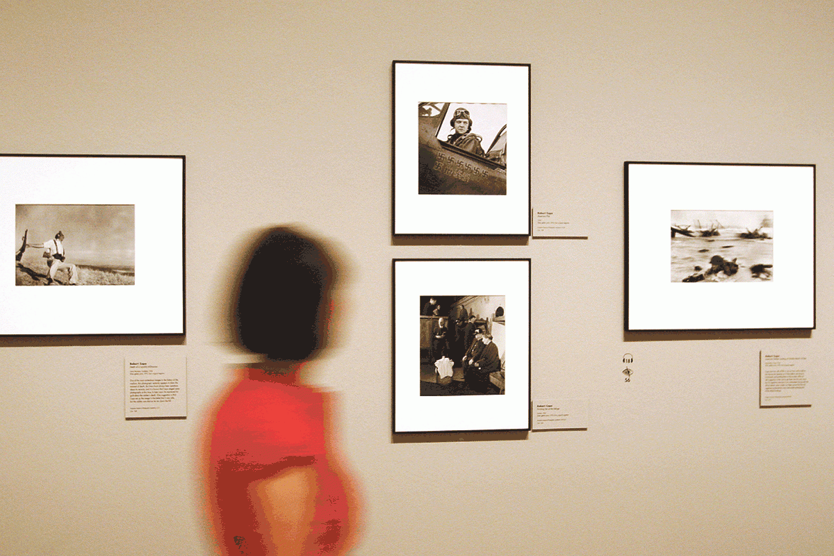 nsicht der Ausstellung »Eyewitness: Hungarian Photography in the 20th Century« in der Royal Academy of Arts in London, 2011