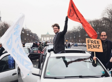 Freiheit für Deniz Yücel forderten die Teilnehmer eines Autokorsos am Wochenende in Berlin