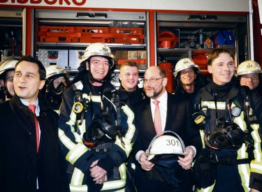 Kleiner Mann, ganz groß. SPD-Kanzlerkandidat Martin Schulz besucht die Freiwillige Feuerwehr in Duisburg