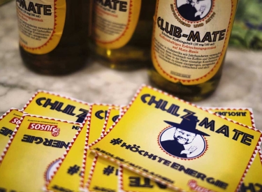 Coolness-Faktor: Jusos. Club-Mate-Flaschen mit »Chulz«-Aufklebern made in Berlin-Friedrichshain-Kreuzberg