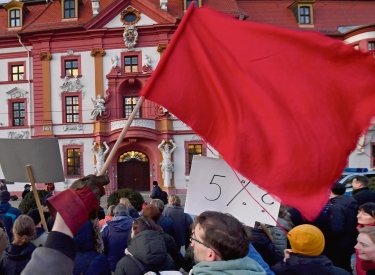 Thüringen, Erfurt: Empörte Bürger demonstrieren vor der Staatskanzlei gegen den neuen Ministerpräsidenten von Thüringen. Gut dreieinhalb Monate nach der Landtagswahl ist völlig überraschend und mit Stimmen der AfD der FDP-Politiker Kemmerich zum Ministerpräsidenten von Thüringen gewählt worden.