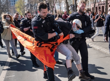 Kein Mundschutz, kein Mindestabstand: Die Polizei vernachlässigte bei der Auflösung einer Demonstration der Organisation Seebrücke in Frankfurt am Main den Infektionsschutz