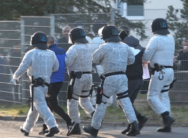 Dystopische Bilder. Polizisten setzen in einer Flüchtlingsunterkunft in Suhl Quarantänemaßnahmen durch, 17. März 