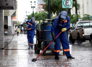 Im ecuadorianischen Guayaquil wurden vor der Ausgangssperre gründlich die Straßen gereinigt, 18. März