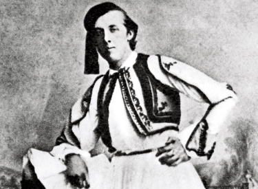 Auch Oscar Wilde war fasziniert von der Homosexualität im antiken Griechenland. Auf diesem Bild, aufgenommen während eines Besuchs in Athen, trägt er eine landestypische Tracht