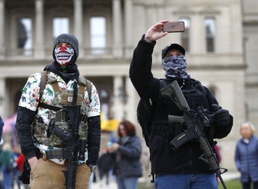 Mit dem Sturmgewehr gegen den Lockdown: Demonstranten vor dem Parlament  in Lansing/Michigan zeigen, welche Freiheiten sie verteidigen wollen 