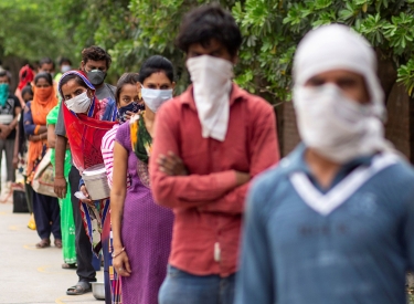 Keine Arbeit, kein Essen. In Indien sind immer mehr Menschen auf die staatliche Essensausgabe angewiesen