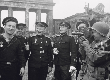  Ein US-amerikanischer Korrespondent fotografiert am 2. Mai 1945 sowjetische Marinesoldaten in Berlin