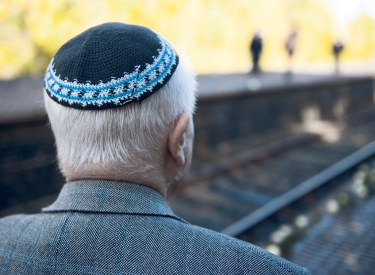 Gerhard Baader am Mahnmal Gleis 17 am Bahnhof Grunewald in Berlin. Im Nationalsozialismus sind vorwiegend von diesem Bahnhof über 50 000 Berliner Juden in die Konzentrations- und Vernichtungslager deportiert worden.