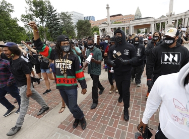 Von Miller (mit schwarzer Kapuze), Linebacker der Denver Broncos, und andere Spieler sowie deren Verwandte und Clubmitarbeiter nahmen vergangenen Samstag an einer Demonstration in Denver teil