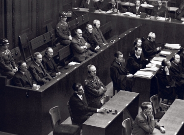 Kam mit einem blauen Auge davon: Der Großindustrielle Friedrich Flick (zweite Bank von hinten, ganz rechts) wurde im Dezember 1947 wegen Sklavenarbeit, Verschleppung zur Sklavenarbeit, Ausplünderung der besetzten Gebiete und Teilnahme an Verbrechen der SS zu sieben Jahren Haft verurteilt und war in den fünfziger Jahren einer der reichsten Männer Westdeutschlands