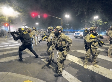 Auch am Sonntag sind US-amerikanische Bundesbeamte in Portland, Oregon, gegen Demonstranten im Einsatz