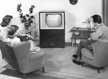 Als das Fernsehen den Vorabend erfand. Modellfamilie in Modellwohnzimmer in der Bundesrepublik, ca. 1955