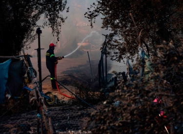 Löscharbeiten nach dem Brand im Flüchtlingslager Moria