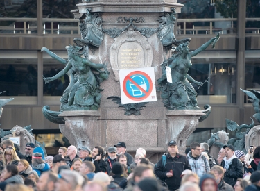 Demonstrierende vor dem Mendebrunnen auf dem Leipziger Augustusplatz