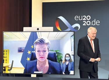 EU-Kommisarin Ylva Johansson und Innenminister Horst Seehofer in einer Videokonferenz