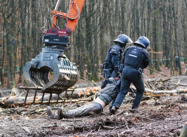 einer der letzten Demonstrierenden wird aus dem Dannenröder Wald fortgeschleift, 7. Dezember