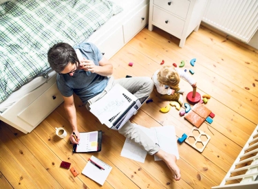 Vater im homeoffice