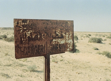 Verrostetet Minenwarnschild in der Westsahara