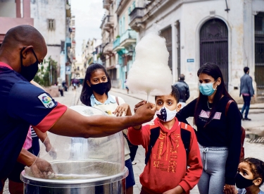 Am Rohstoff für die Zuckerwatte, die in Havanna verkauft wird, mangelt es nicht. Doch die kubanische Wirtschaft bringt weiterhin zu wenig Produkte auf den Markt