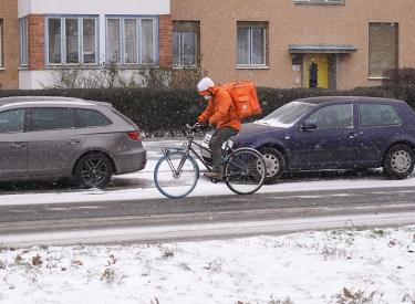 Ein Fahrer von Lieferando im Schnee