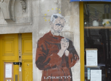 Graffito stellt Jeremy Corbyn als Monch Saint Jeremy dar