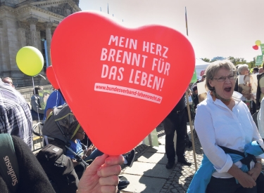 Herzluftballon mit der Aufschrift »Mein Herz brennt für das Leben« 