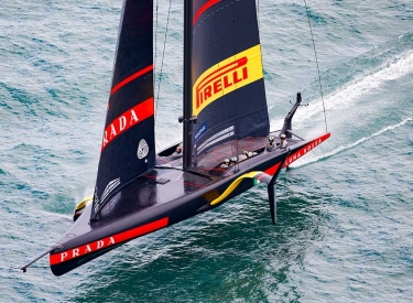 Das Segelschiff des italienischen Teams Luna Rossa beim America’s Cup