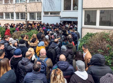 Sehr viele Menschen stehen zur Wohnungsbesichtigung an.