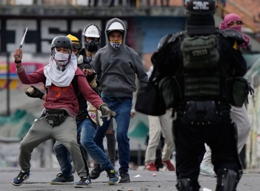 Am 28. Juni liefern sich Demonstranten in Bogota ein Gefecht mit der Polizei