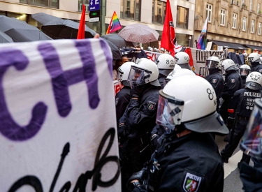 Demonstrierende im Polizeikessel in Düsseldorf