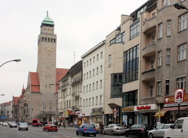 Blick in die Karl-Marx-Straße auf das Rathaus Berlin-Neukölln