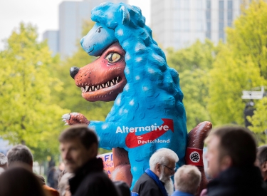 Eine von Karnevalswagenbau-Künstler Jacques Tilly entworfene Figur «Der Wolf im Schafspelz» steht am 28.04.2017 bei einem Wahlkampftermin der Alternative für Deutschland in Düsseldorf (Nordrhein-Westfalen) bei einer Gegendemonstration.