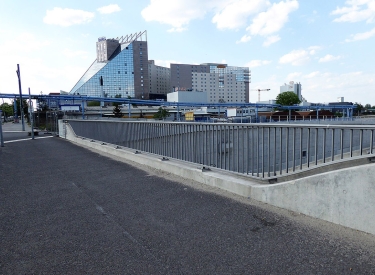 Die Hatun-Sürücü-Brücke in Berlin-Neukölln mit dem Strel Hotel im Hintergrund