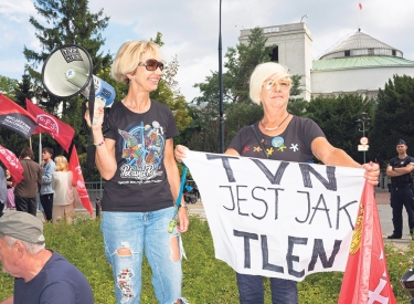 Protesttransparent gegen die Novelle des Mediengesetzes vor dem Sejm in Warschau