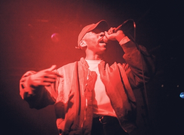 Dean Blunt bei einem Auftritt beim Pop Revo Festival 2015 im dänischen Aarhus