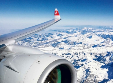 Blick aus Flugzeug auf Wolken, Antrieb und Tragfläche